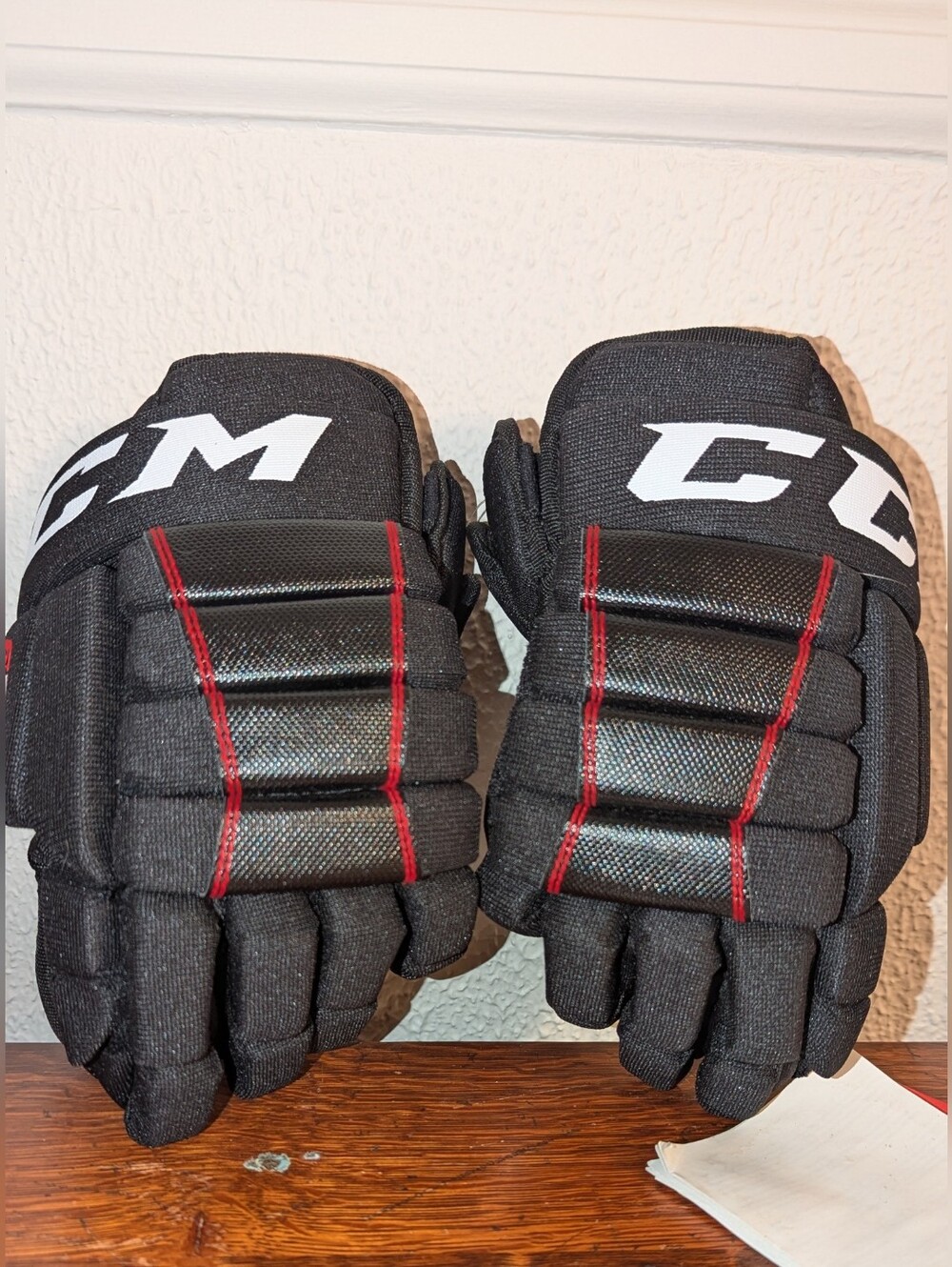 CCM Edge Ice Hockey Gloves Youth 11"/ 28 cm Black/Red / White NWT Unisex